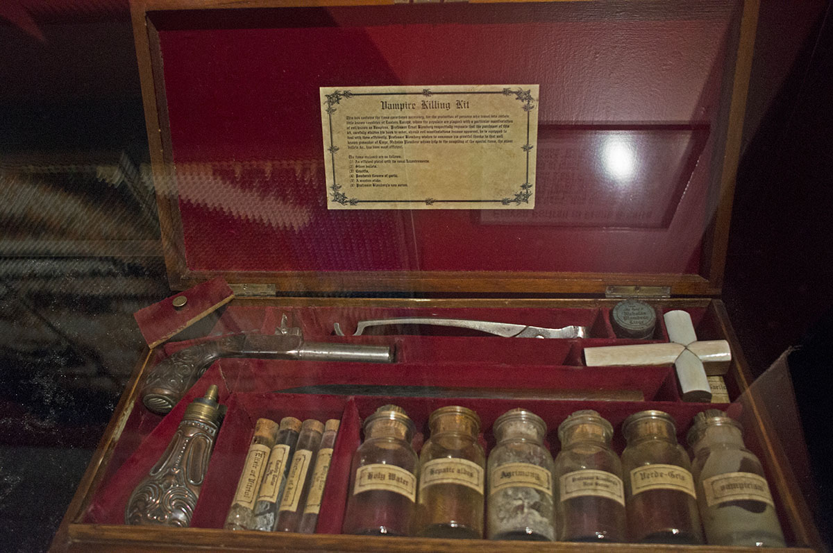 A Vampire-Hunting Kit Purportedly From the 19th Century Sells for $20,000  in the U.K., Exploding Its Meager $2,400 Estimate