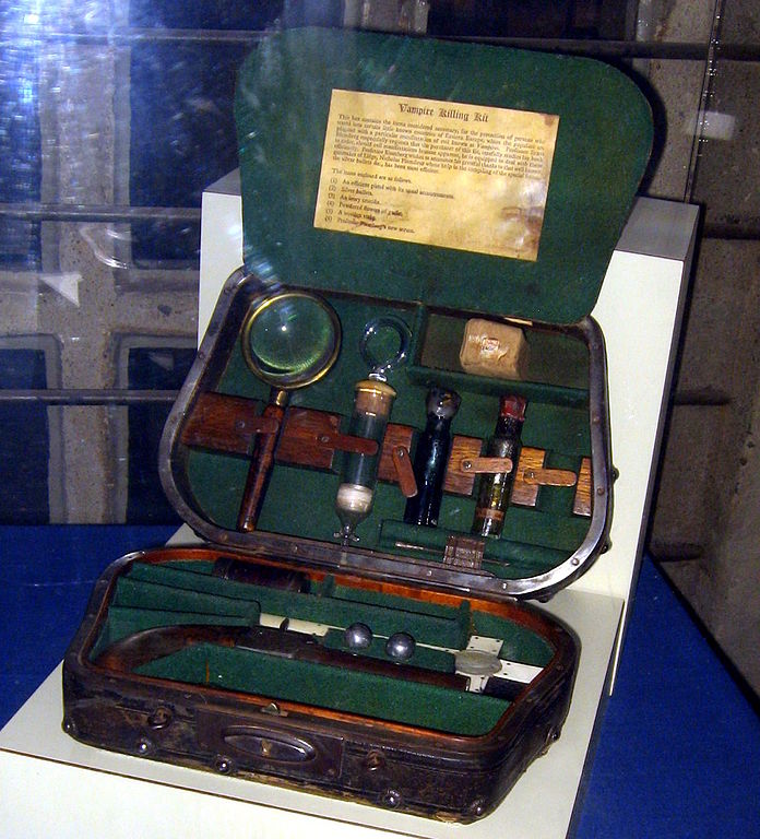 A Vampire-Hunting Kit Purportedly From the 19th Century Sells for $20,000  in the U.K., Exploding Its Meager $2,400 Estimate